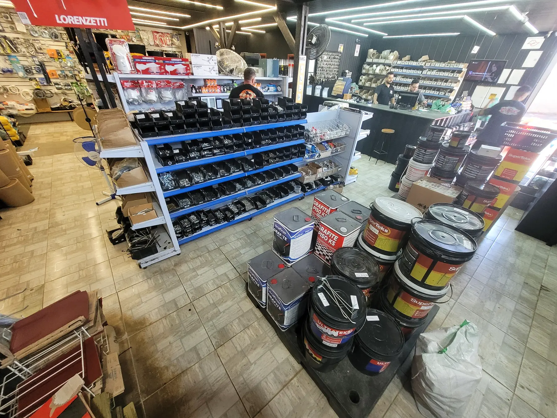 Ferragens e acessórios na loja